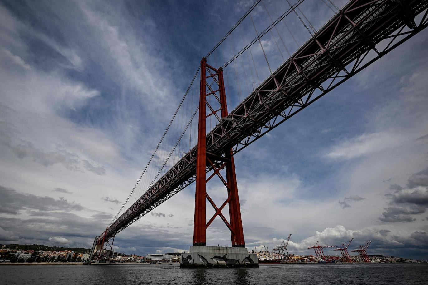 Las impresionantes imágenes de los grandes veleros saliendo desde Lisboa para llegar a Cádiz