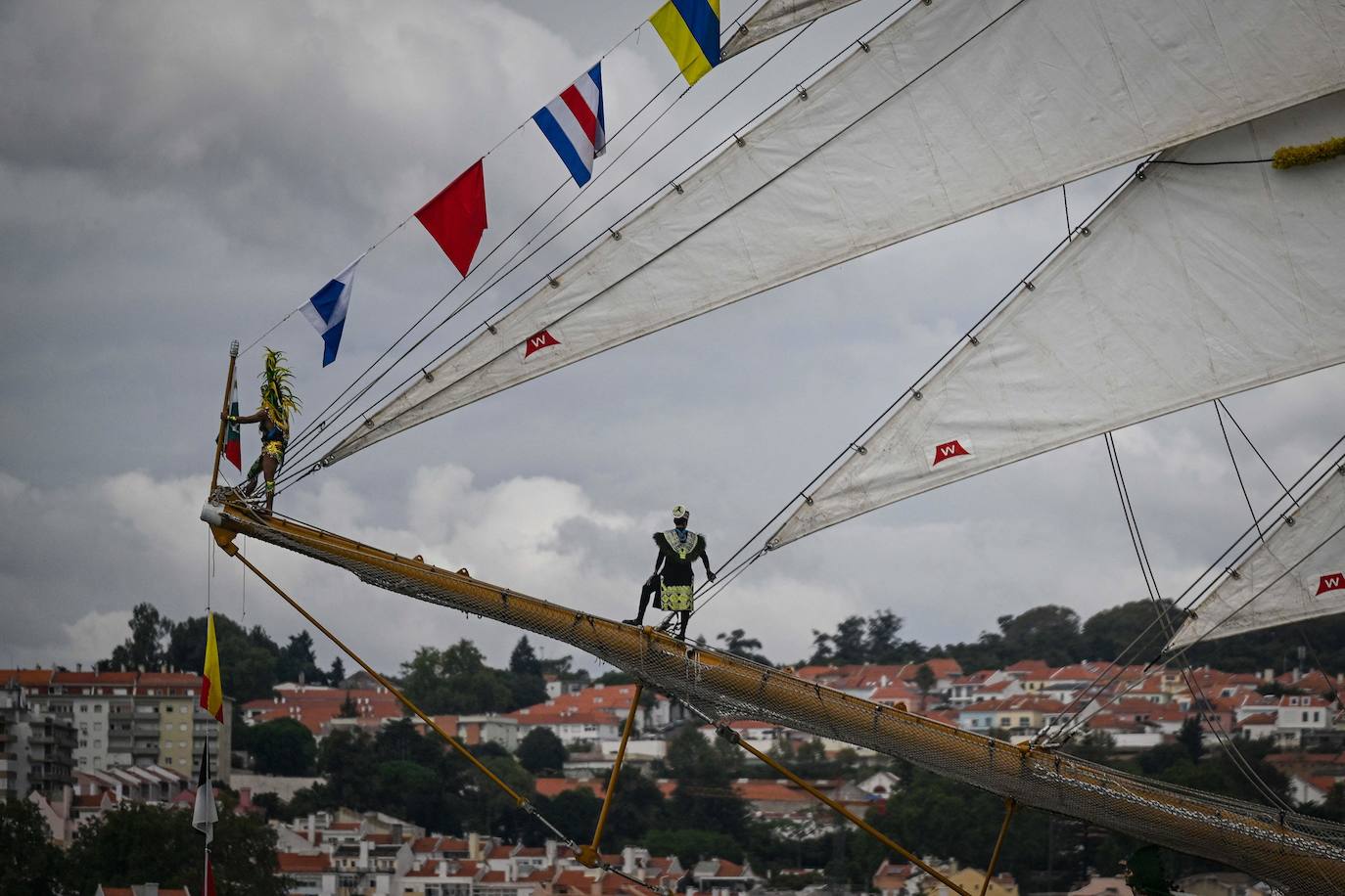 Las impresionantes imágenes de los grandes veleros saliendo desde Lisboa para llegar a Cádiz