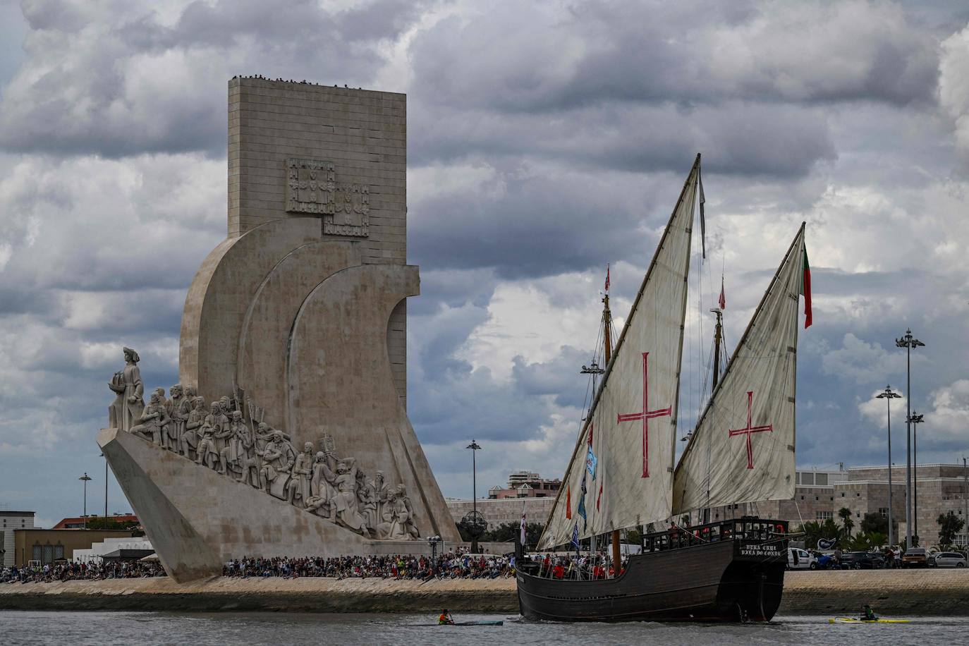 Las impresionantes imágenes de los grandes veleros saliendo desde Lisboa para llegar a Cádiz