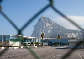 Ruiz Boix aplaude «la vuelta a la normalidad» en la Verja, en la frontera con Gibraltar