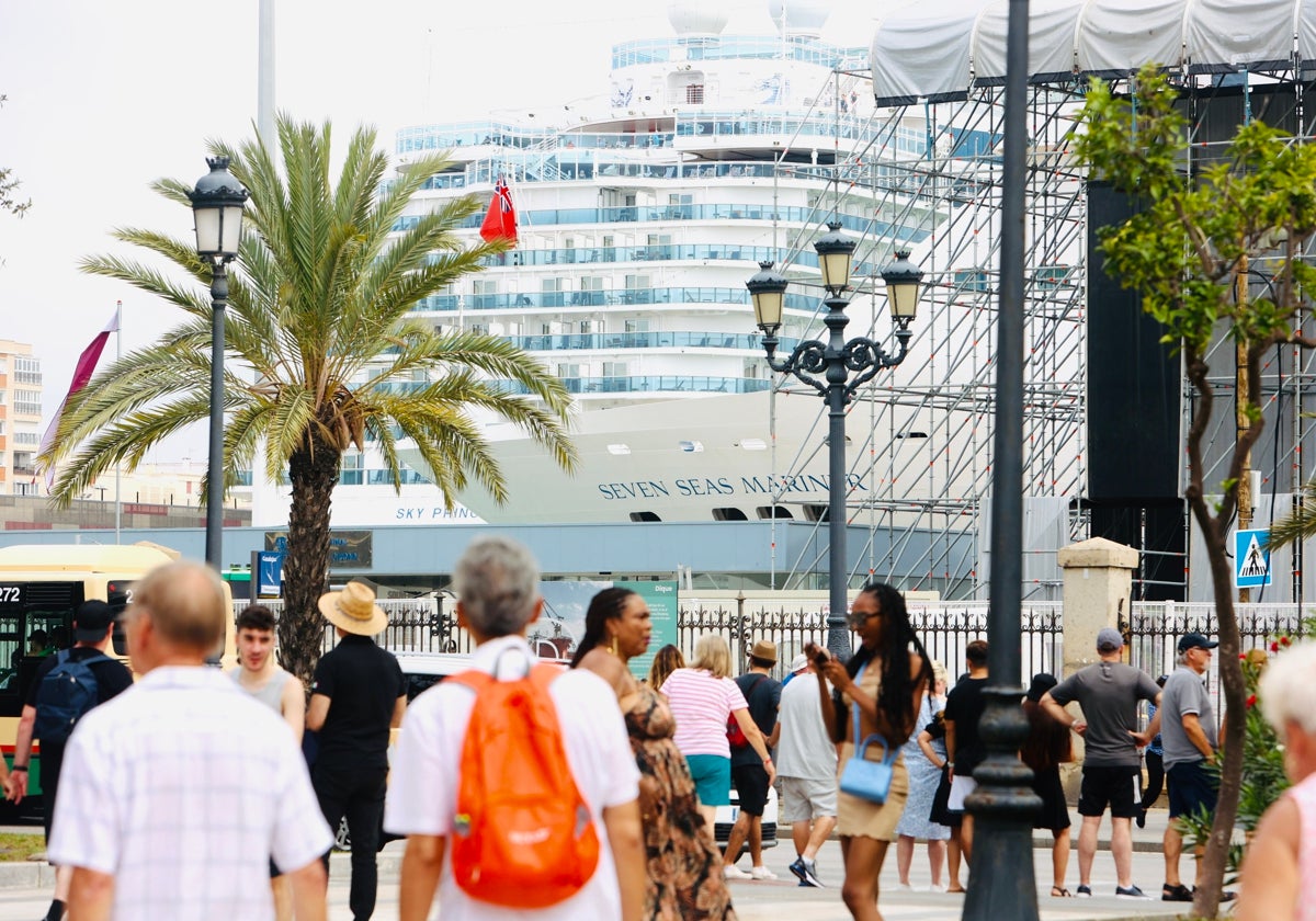 Los cruceros se despiden de Cádiz en la víspera de la Gran Regata