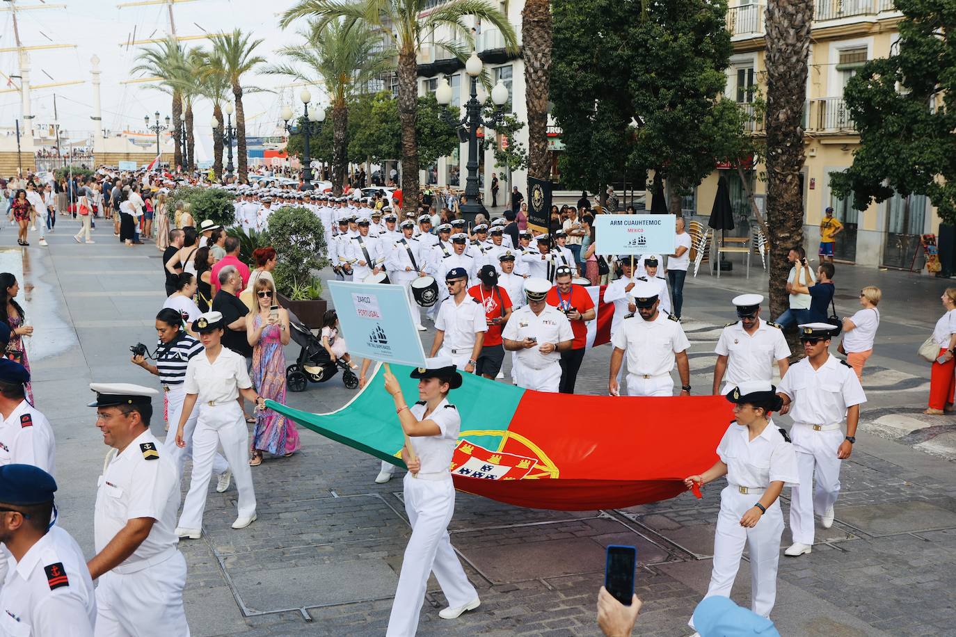 Fotos: Desfile de tripulantes de la Gran Regata 2023 de Cádiz