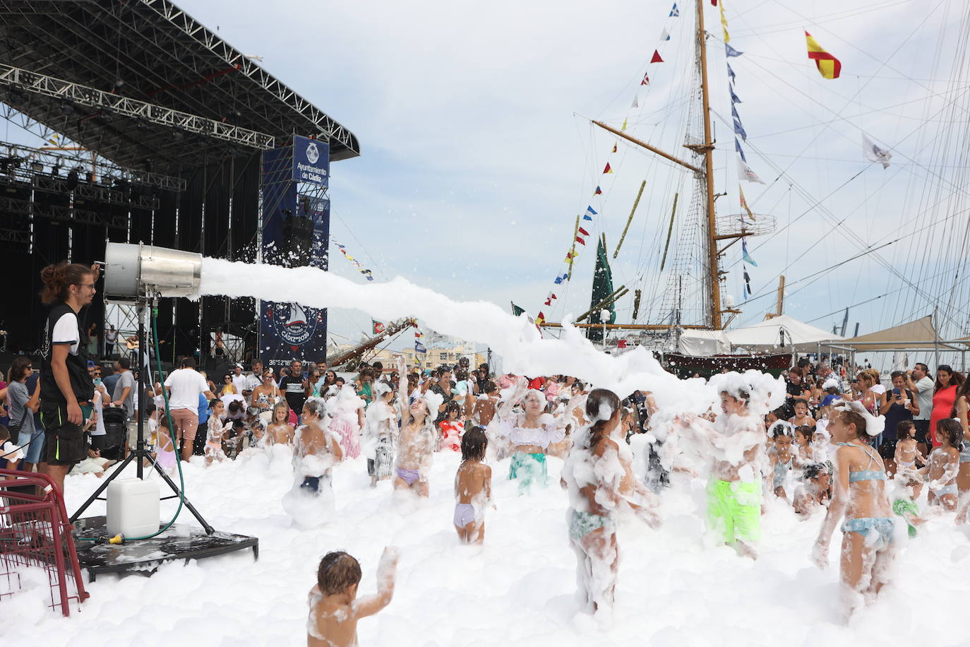 Fotos: Espuma y niños, un binomio para triunfar en la Gran Regata 2023 de Cádiz