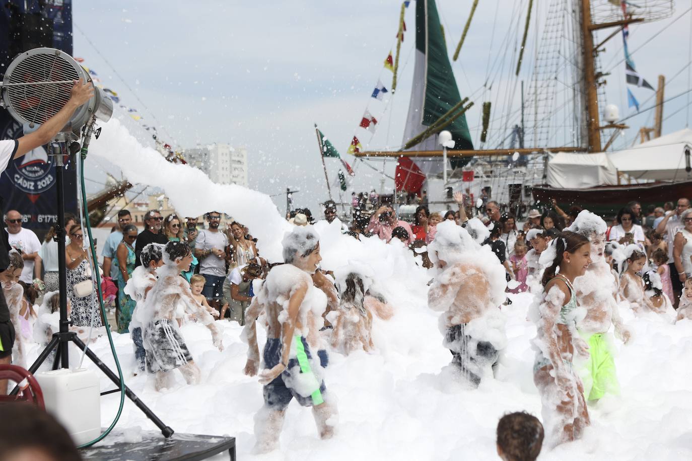 Fotos: Espuma y niños, un binomio para triunfar en la Gran Regata 2023 de Cádiz