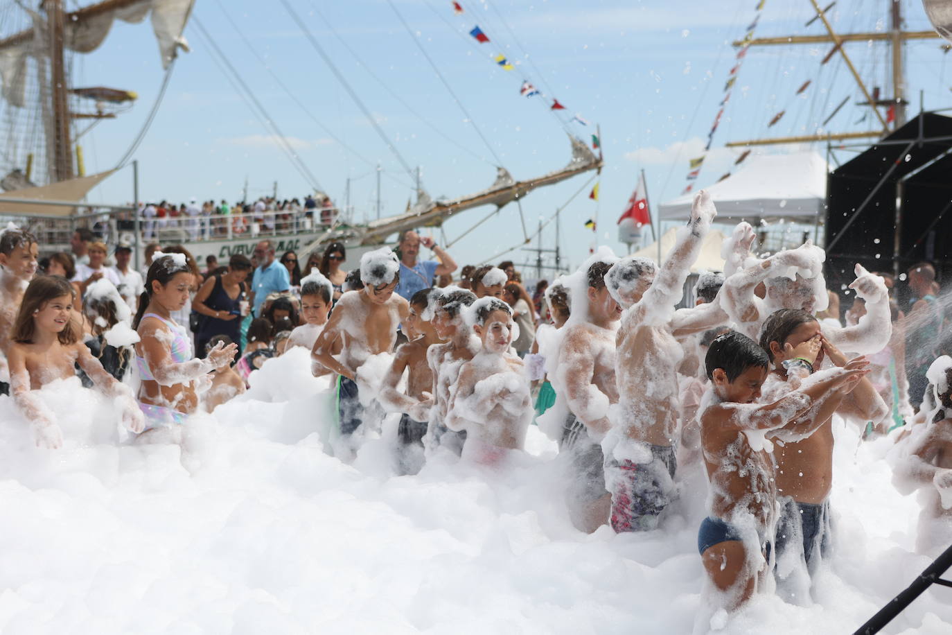 Fotos: Espuma y niños, un binomio para triunfar en la Gran Regata 2023 de Cádiz