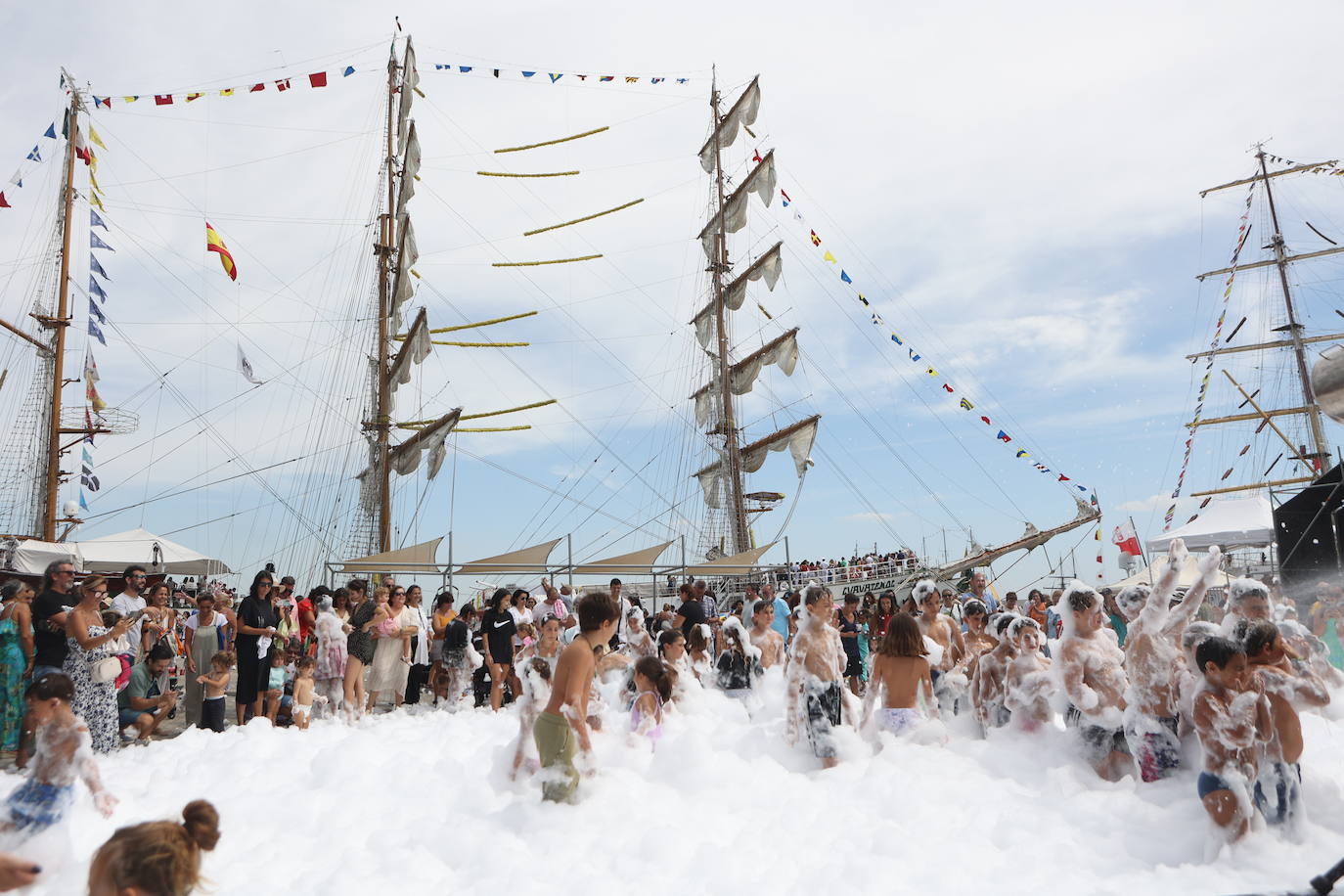 Fotos: Espuma y niños, un binomio para triunfar en la Gran Regata 2023 de Cádiz