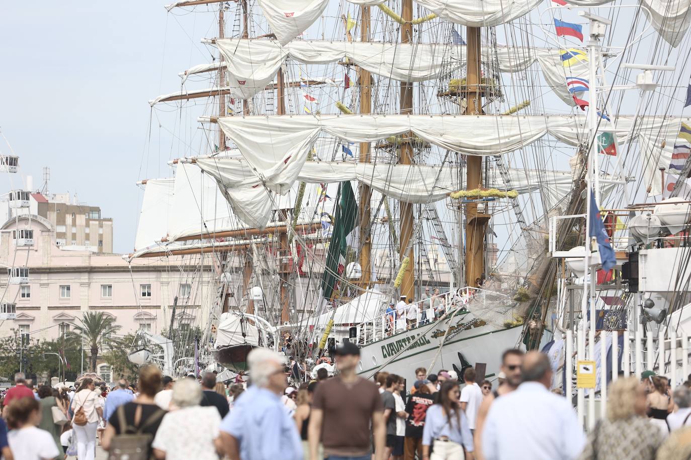 Fotos: Espuma y niños, un binomio para triunfar en la Gran Regata 2023 de Cádiz