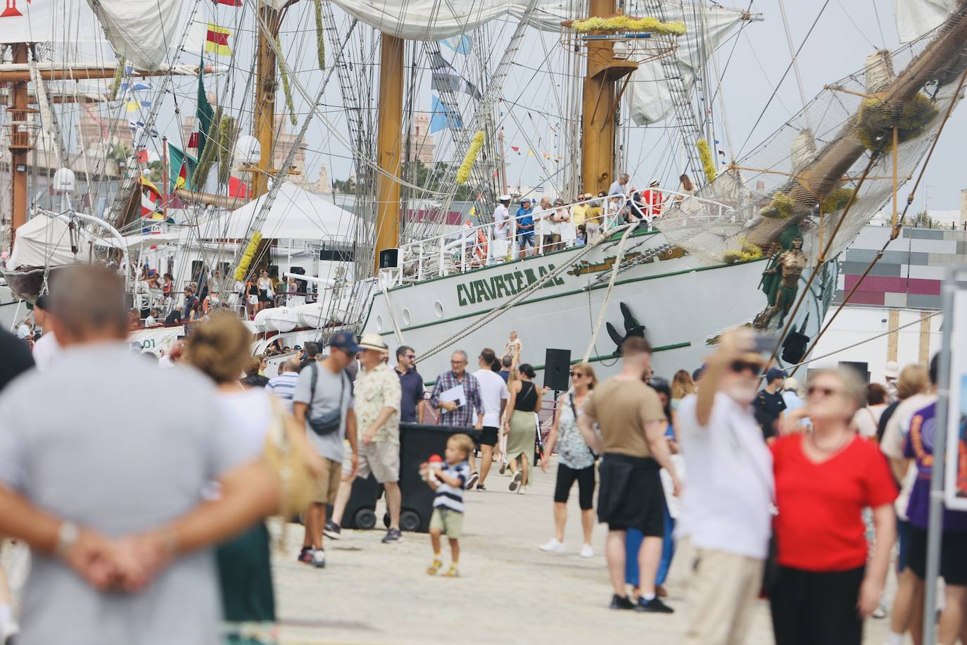 Fotos: Espuma y niños, un binomio para triunfar en la Gran Regata 2023 de Cádiz