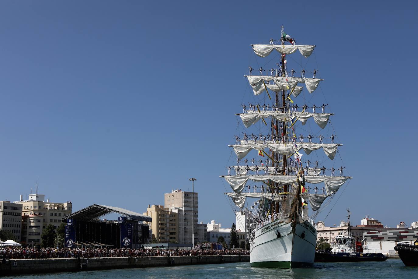 Las imágenes de la Parada Naval y despedida de la Gran Regata de Cádiz 2023