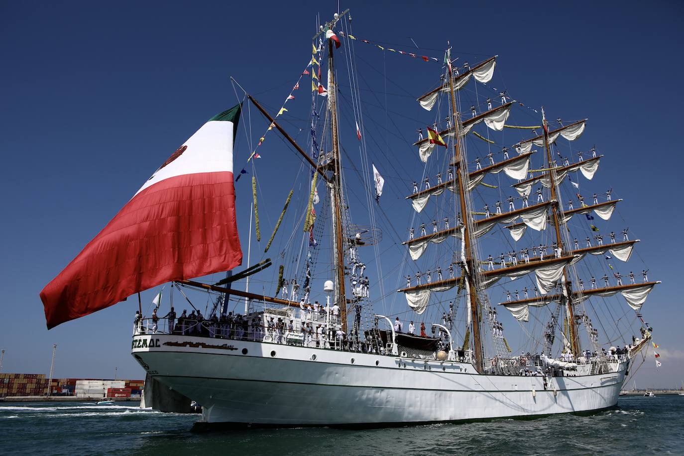 Las imágenes de la Parada Naval y despedida de la Gran Regata de Cádiz 2023