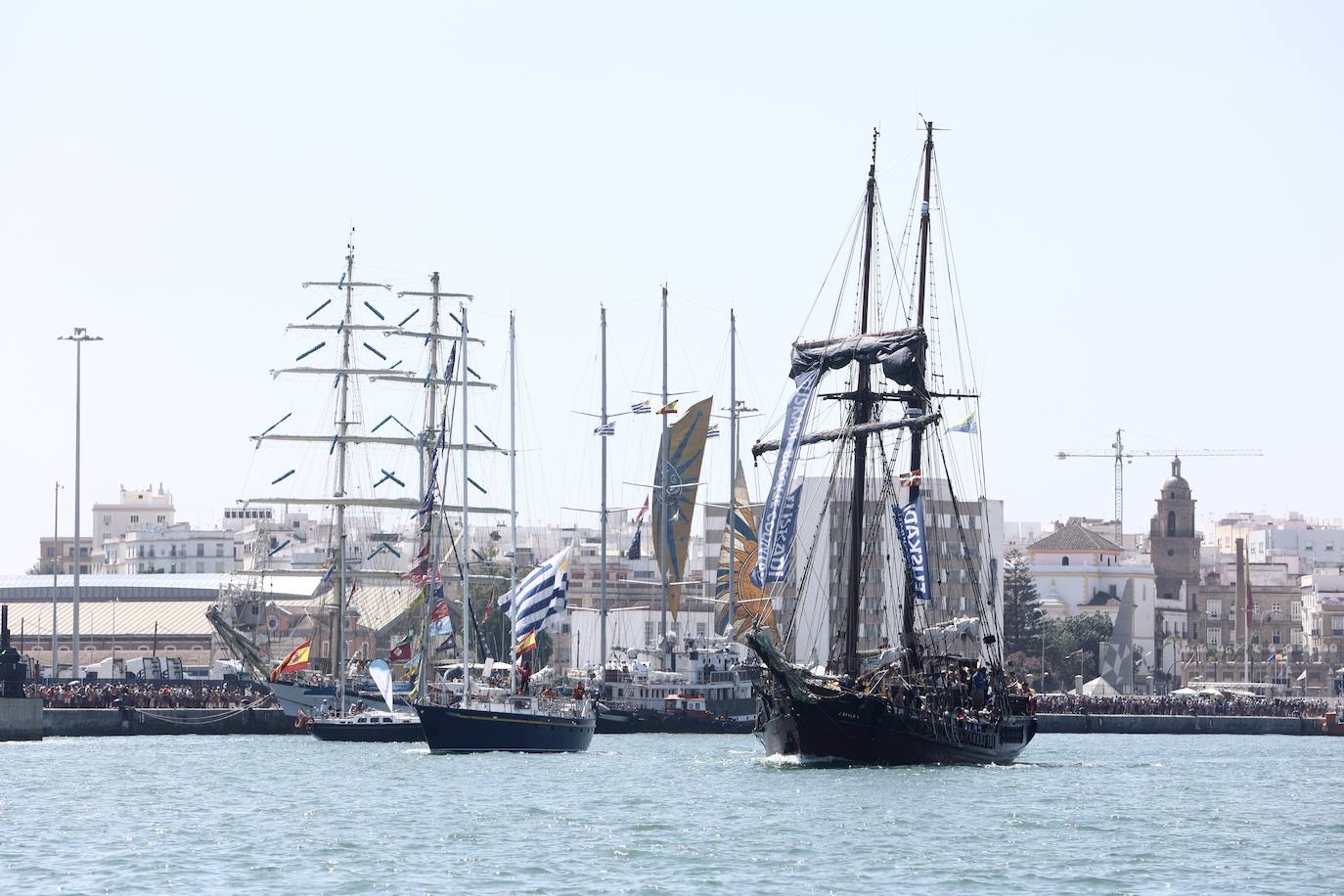 Las imágenes de la Parada Naval y despedida de la Gran Regata de Cádiz 2023