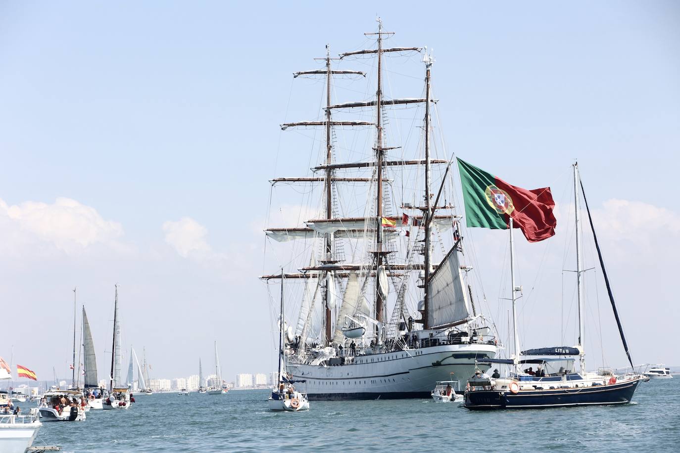 Las imágenes de la Parada Naval y despedida de la Gran Regata de Cádiz 2023