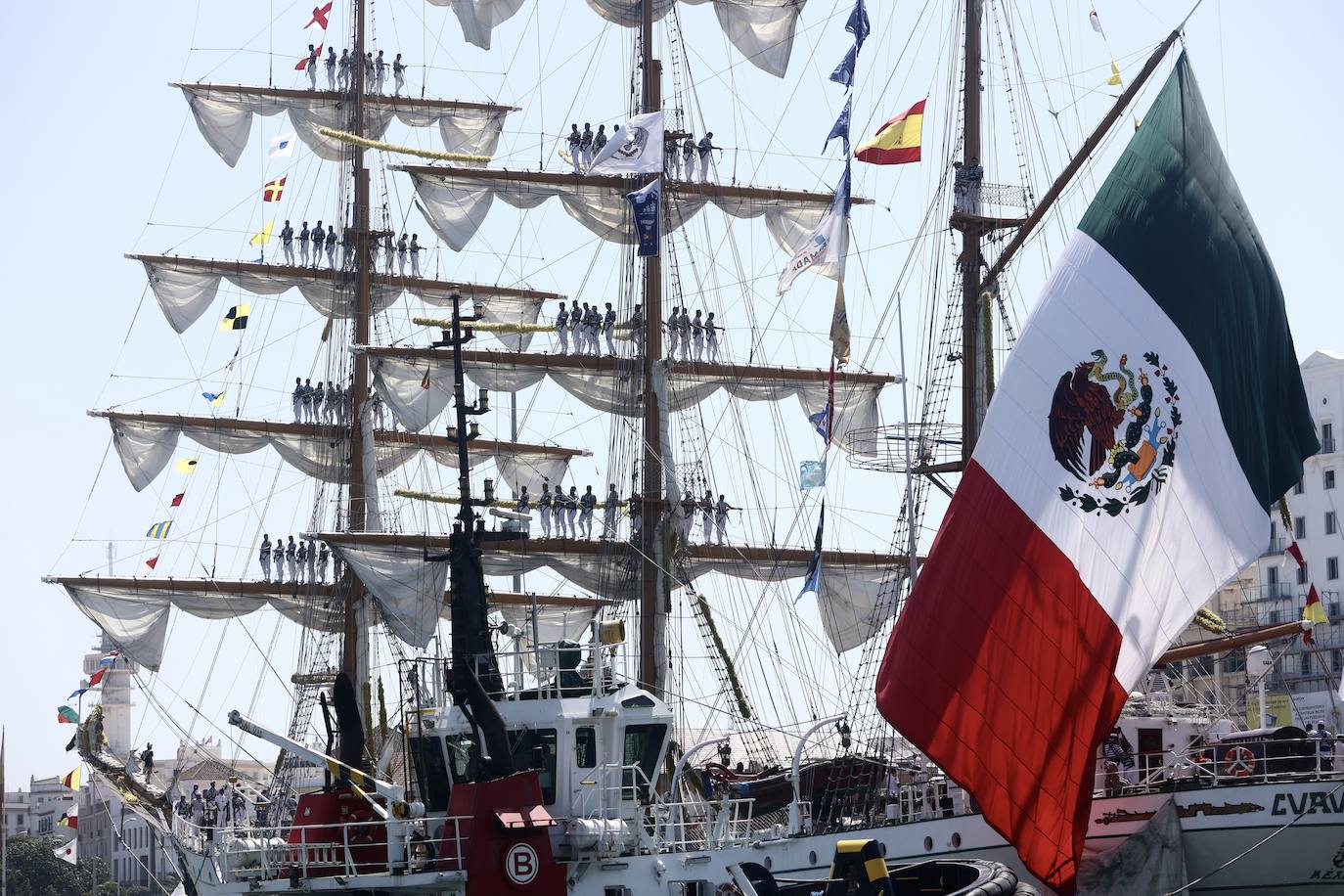 Las imágenes de la Parada Naval y despedida de la Gran Regata de Cádiz 2023