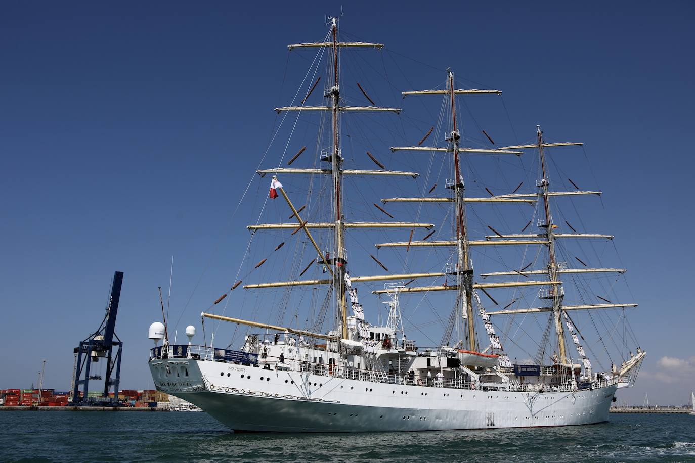 Las imágenes de la Parada Naval y despedida de la Gran Regata de Cádiz 2023