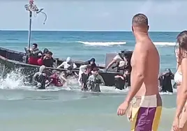 Vídeo: Una patera abarrotada de inmigrantes desembarca en una playa de Cádiz ante el asombro de los bañistas