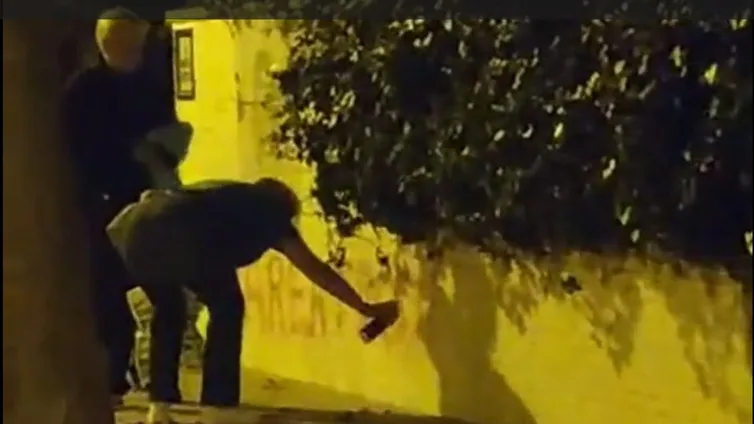 Vídeo: La Policía busca a 'los abuelos' que han hecho pintadas en la casa de Rocío Jurado en Chipiona: «Ya somos mayorcitos»