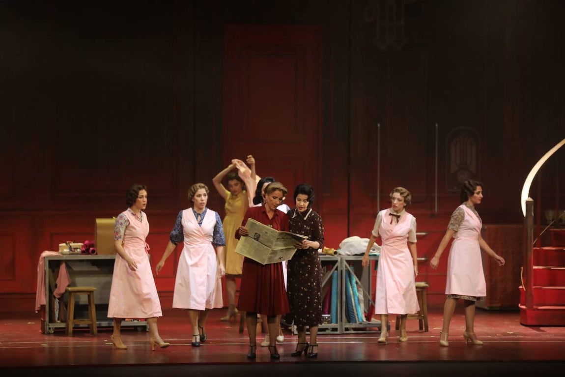 Fotos: El musical &#039;El tiempo entre costuras&#039; inaugura la temporada en el Gran Teatro Falla