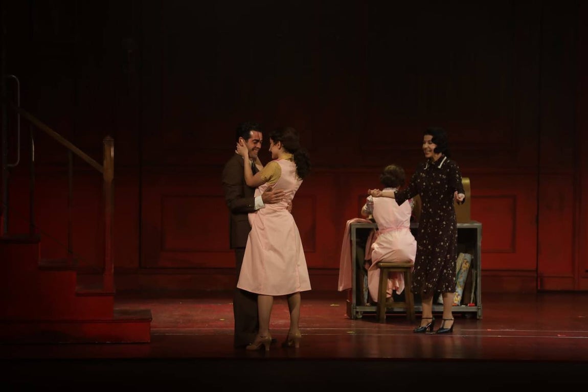 Fotos: El musical &#039;El tiempo entre costuras&#039; inaugura la temporada en el Gran Teatro Falla