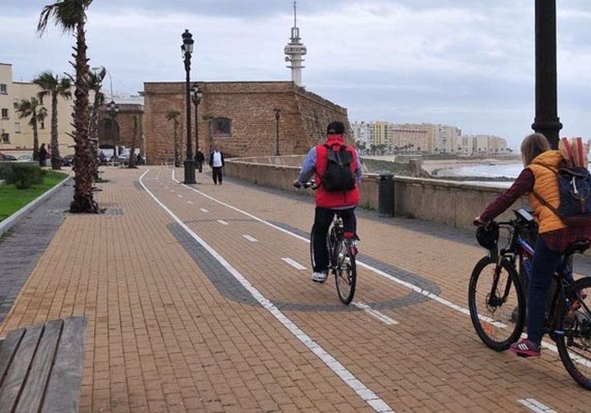 Ciclistas en Cádiz.