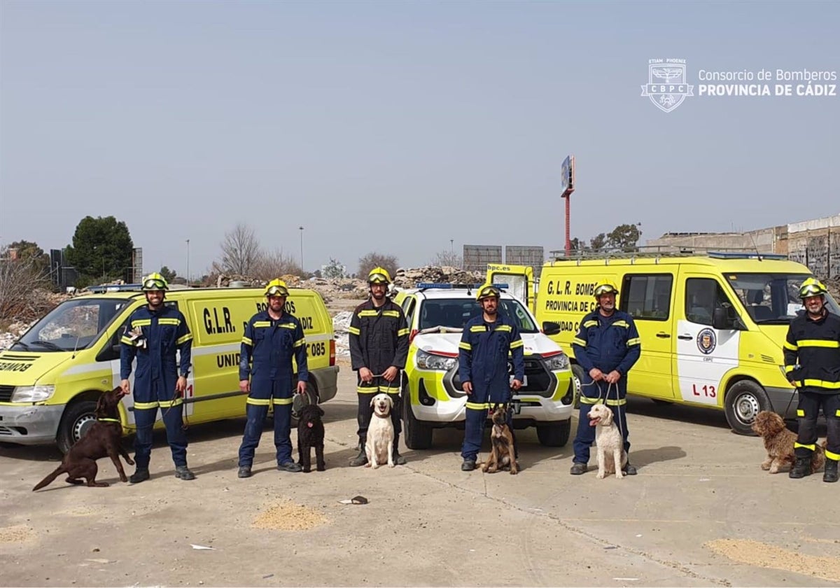 Bomberos del Consorcio Provincial de Cádiz desplazados a Marruecos, con el equipo canino