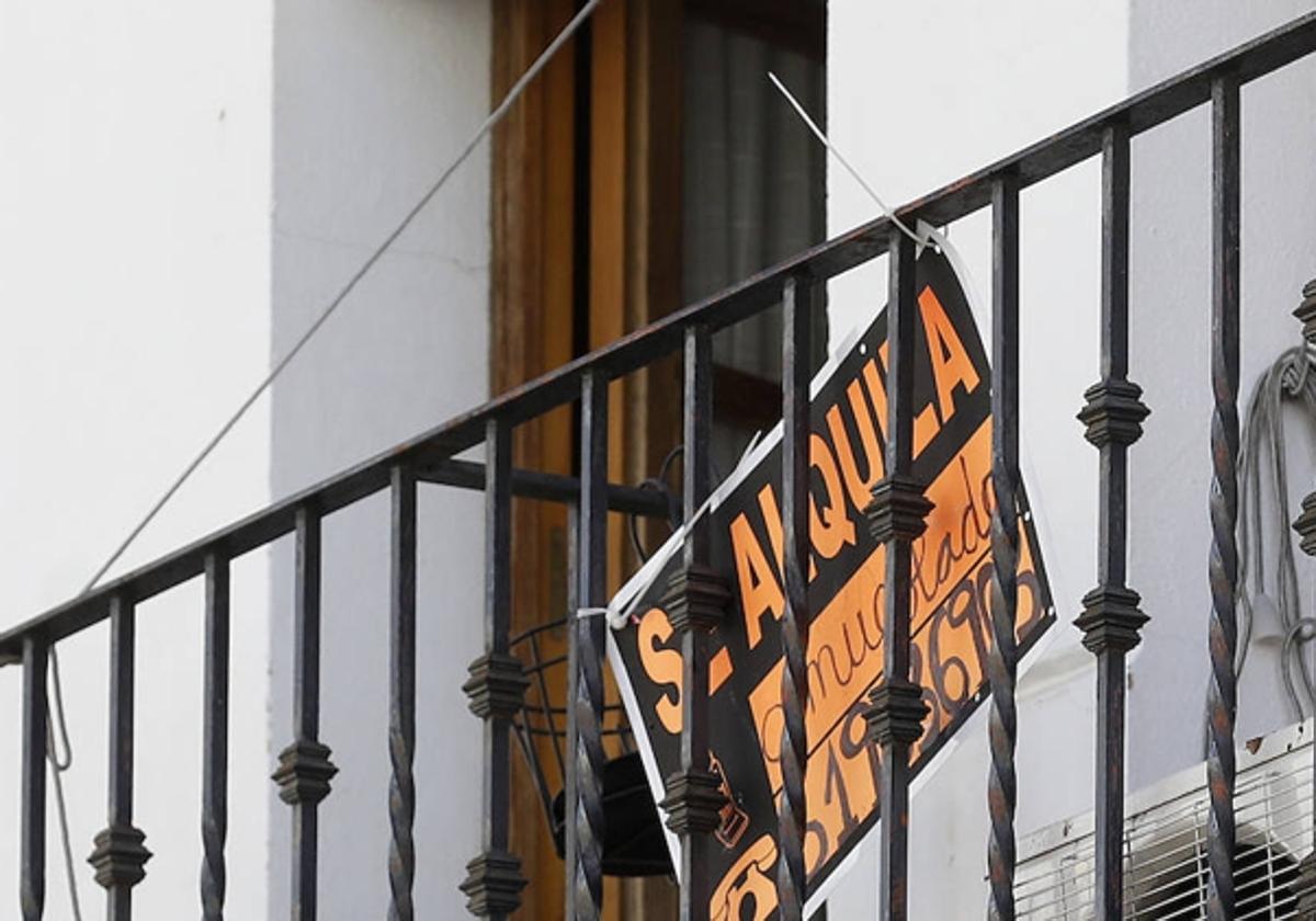 Cartel de se alquila en Chiclana.