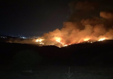 Evolución favorable del incendio de Algeciras tras el desalojo de varios cortijos durante cuatro horas