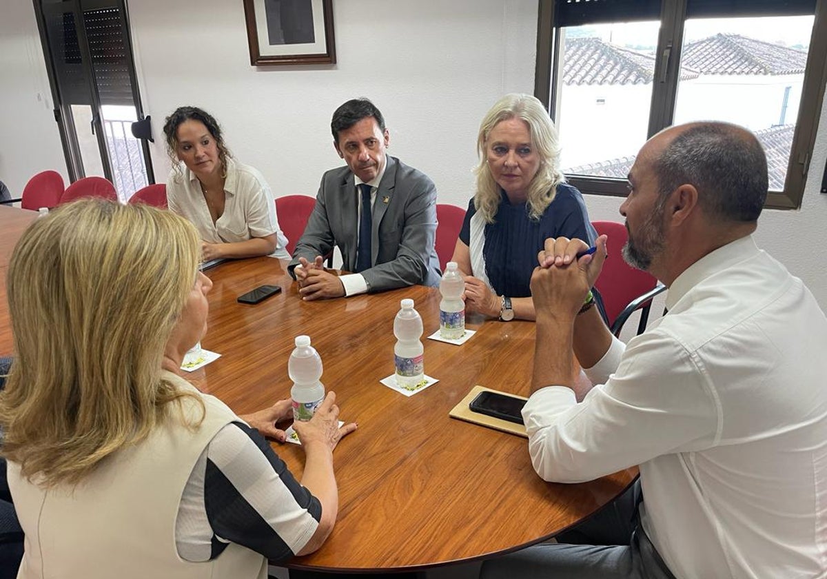 La Junta trabaja con el Ayuntamiento de Los Barrios para mejorar e invertir en materia educativa.