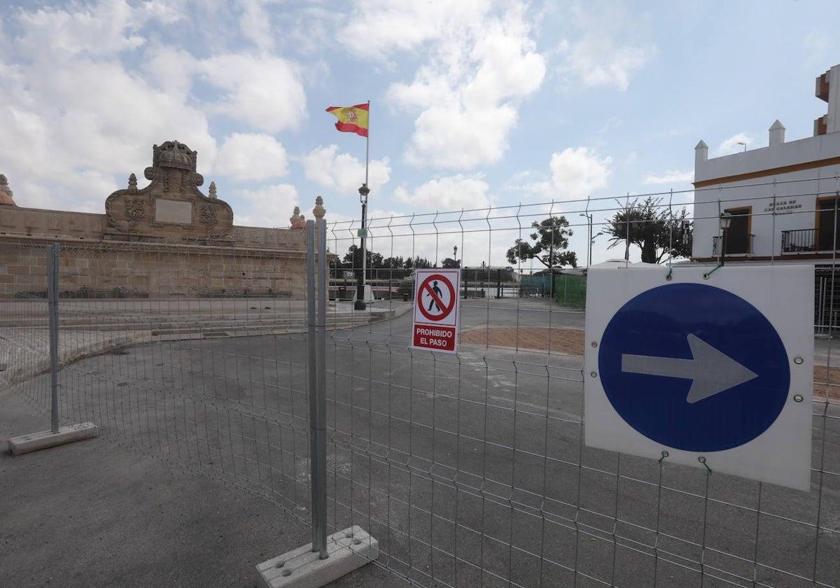 La plaza de las Galeras, vallada; la parada de taxis ha cambiado de lugar por las obras.