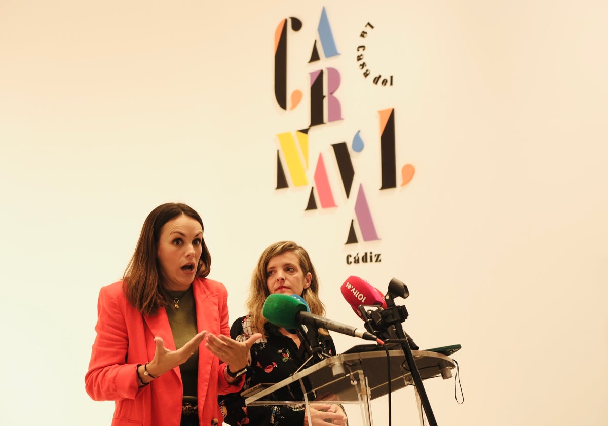 Beatriz Gandullo y Maite González, durante la rueda de prensa en la Casa del Carnaval