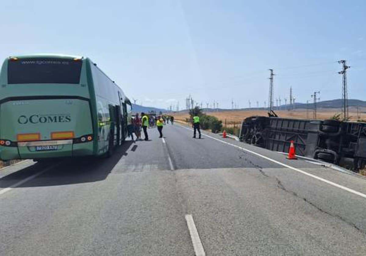 Accidente de tráfico mortal por el choque de una motocicleta y un autobús en Cádiz