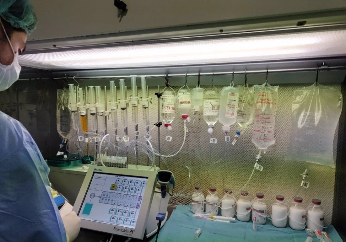 El Hospital de Cádiz incorpora un nuevo equipo para automatizar la elaboración de la nutrición por gotero