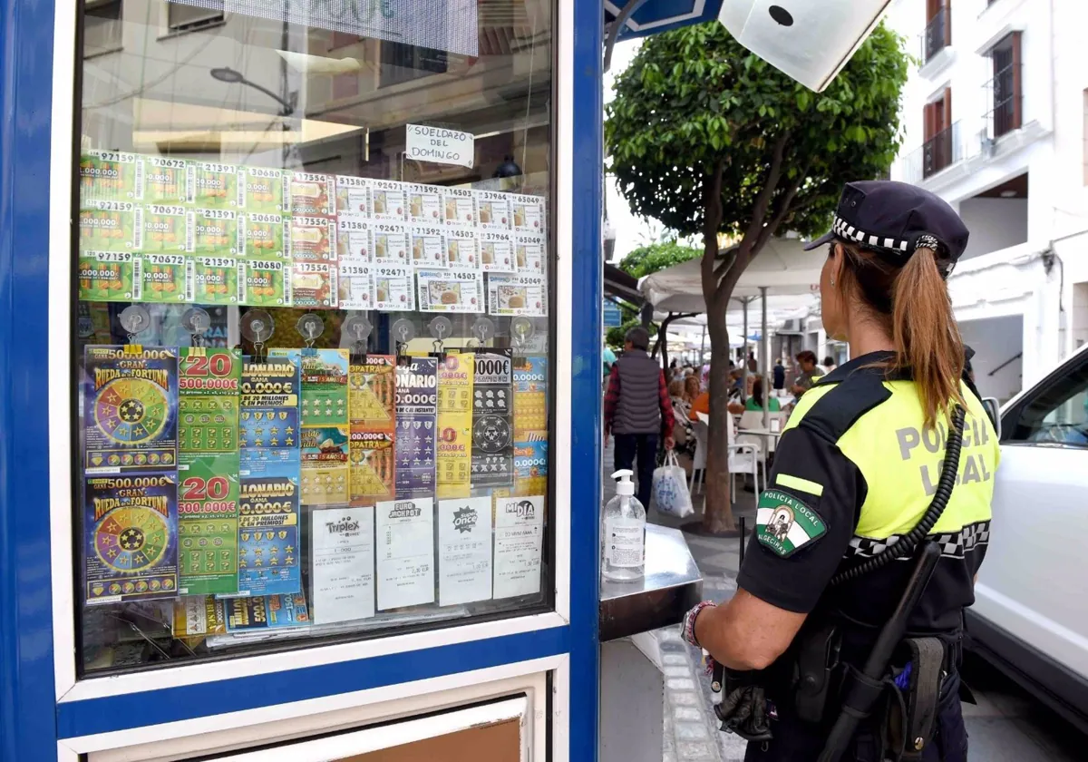 Un joven de 19 años roba cupones por valor de 3.600 euros a un vendedor de la ONCE en Algeciras