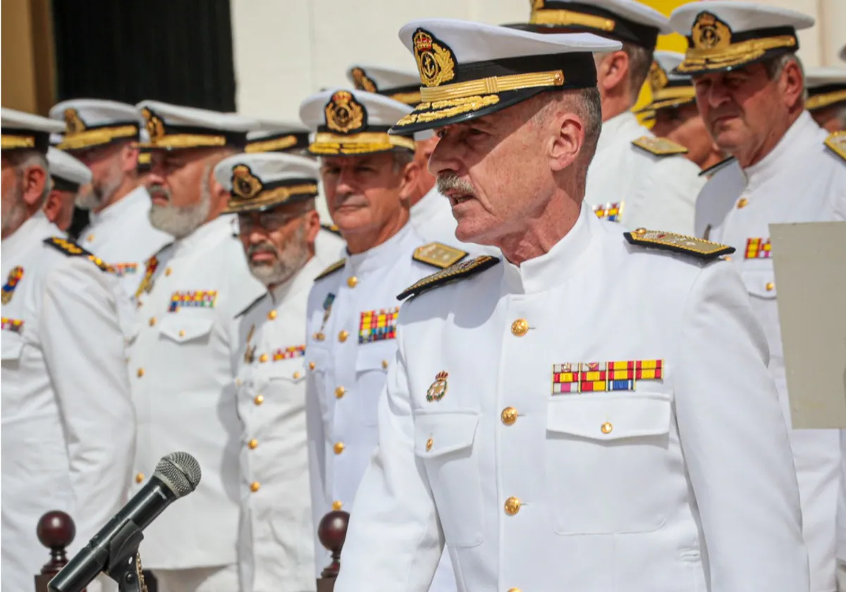 Momento de la toma de posesión del general Sanz Alisedo como jefe del Tercio de Armada.