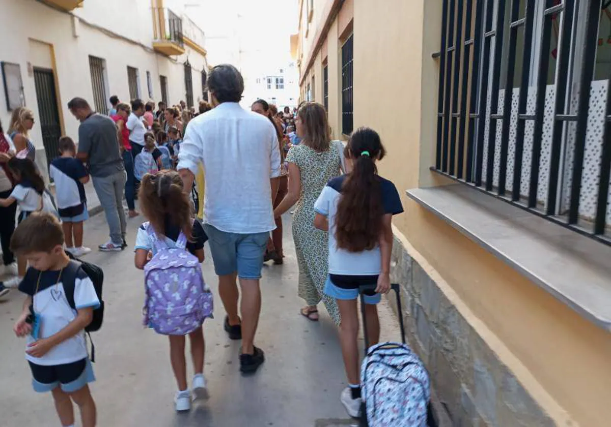Niños a la entrada de su colegio en Cádiz