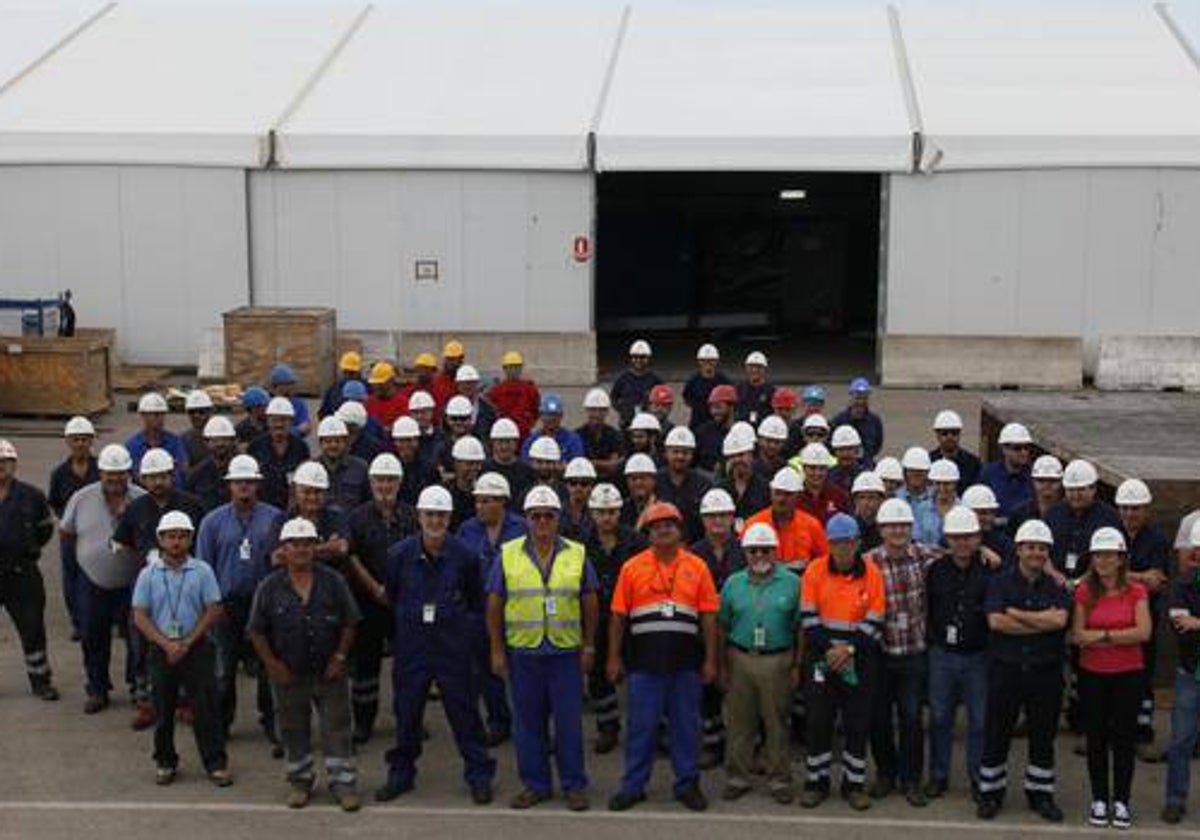 Trabajadores de Navantia y de la industria auxiliar naval en el muelle de Rota, conocido como el 'cuarto' astillero de la Bahía