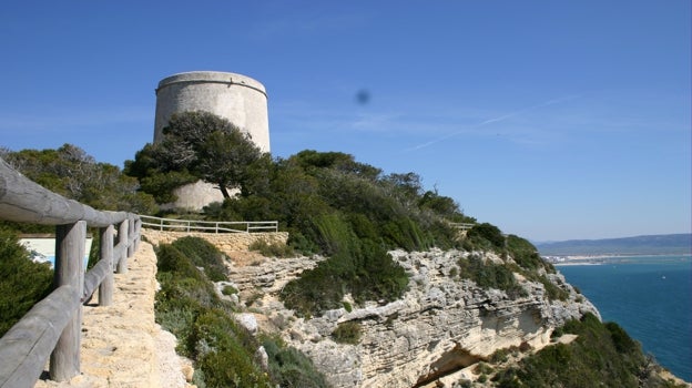 La Torre del Tajo, en Barbate, por donde pasa la vía ciclista.