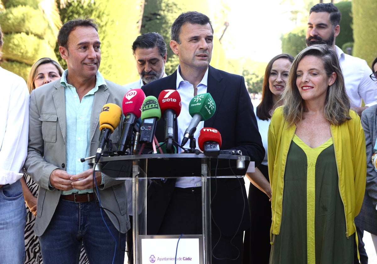 Bruno García, rodeado de concejales de su equipo de Gobierno durante la rueda de prensa de hoy