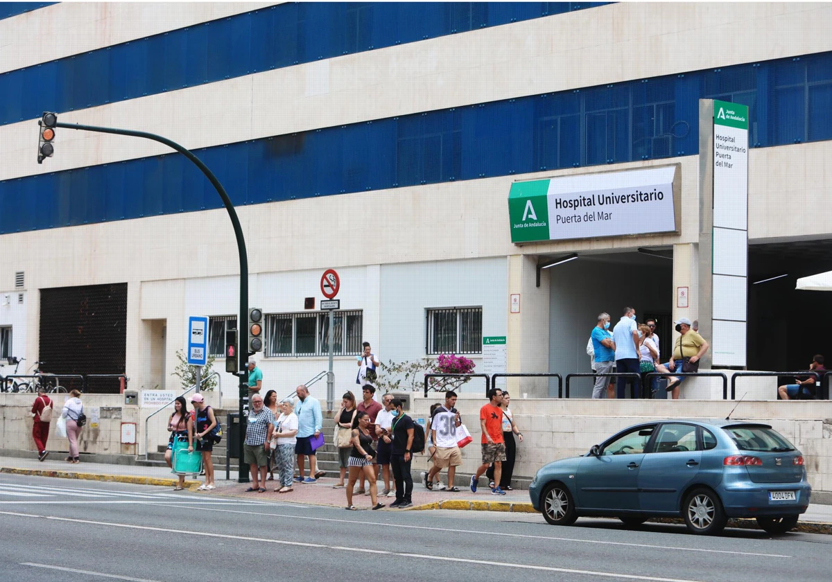 Entrada del Hospital Universitario Puerta del Mar de Cádiz.