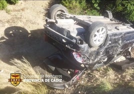 Cae con su coche por una cuneta tras huir de un control de policial en Chiclana