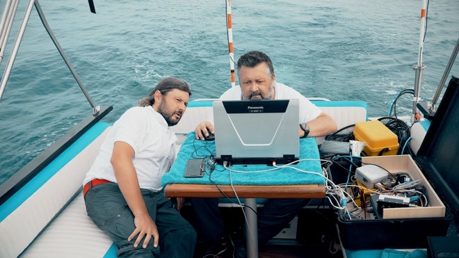 Alejandro y Sergio Aleu analizando los datos obtenidos