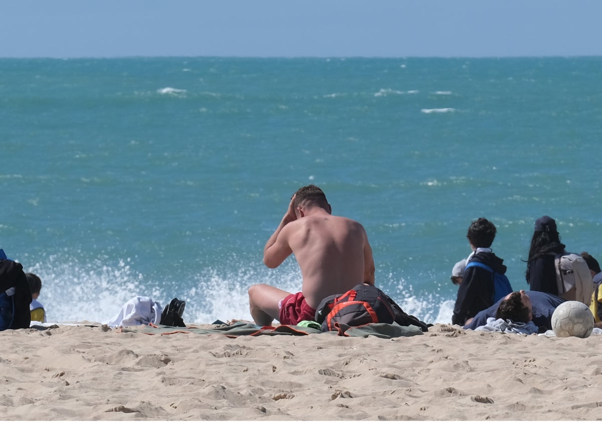 La AEMET activa el aviso amarillo por fuerte oleaje en el litoral gaditano y el Estrecho hasta el martes