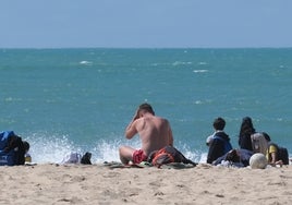 La AEMET activa el aviso amarillo por fuerte oleaje en el litoral gaditano y el Estrecho hasta el martes