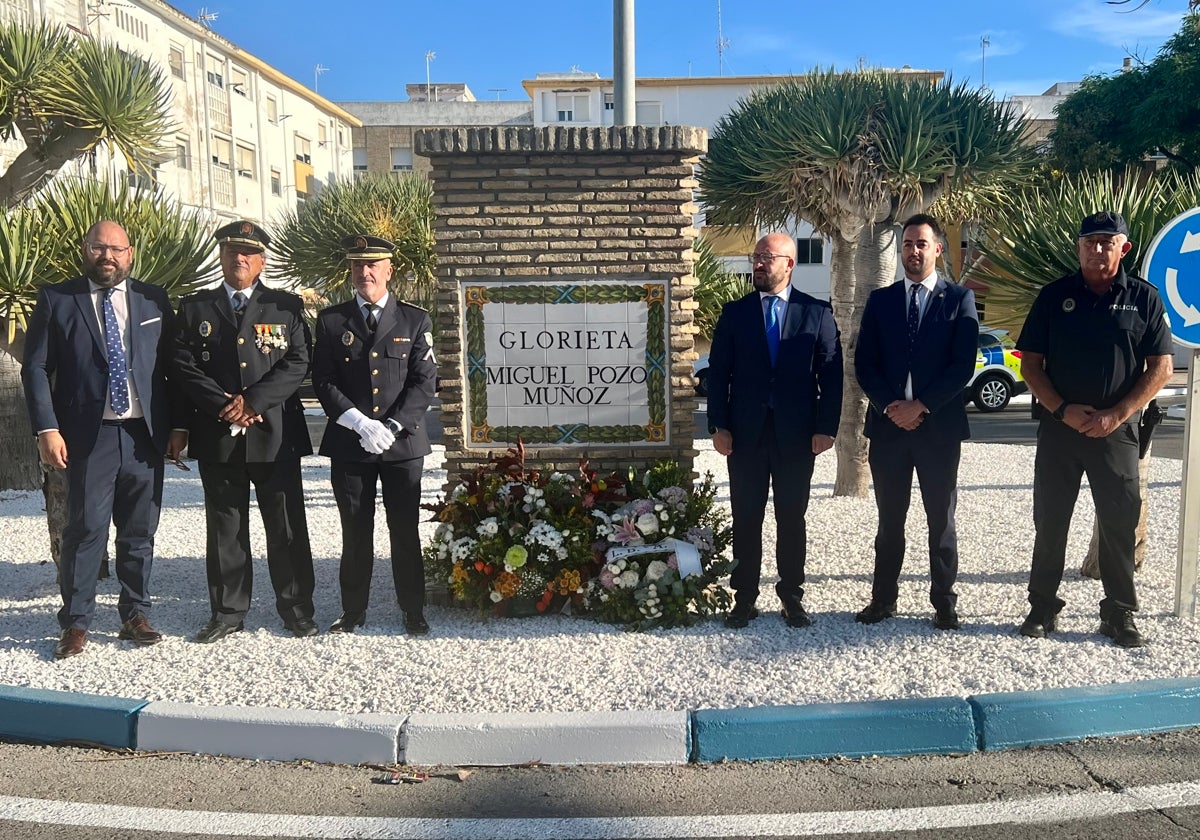 Ofrenda floral para recordar los agentes que han perdido su vida en acto de serviicio.