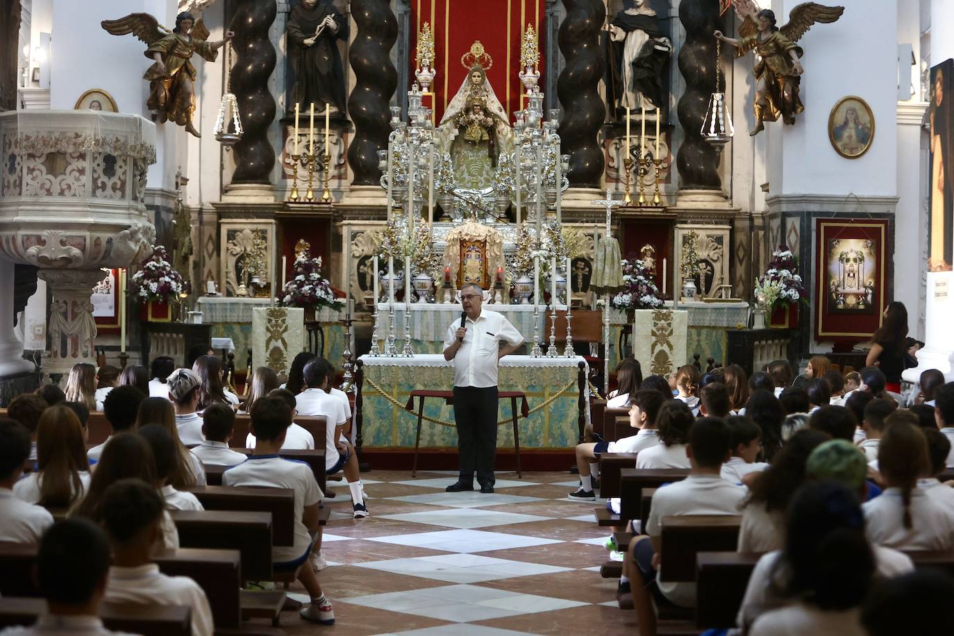 Fotos: Tradicional ofrenda de nardos a la Patrona de Cádiz en Santo Domingo