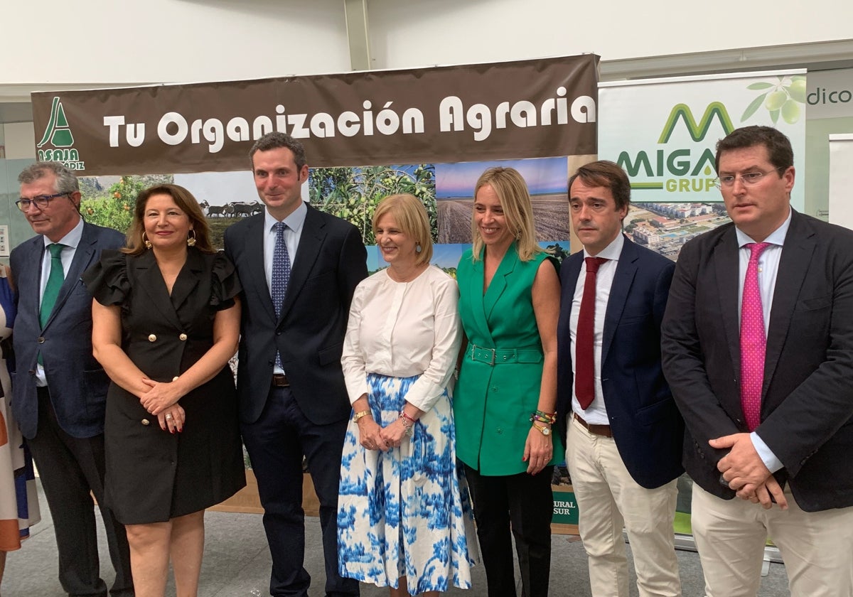 José Pravia, acompañado de su equipo y de los representantes institucionales