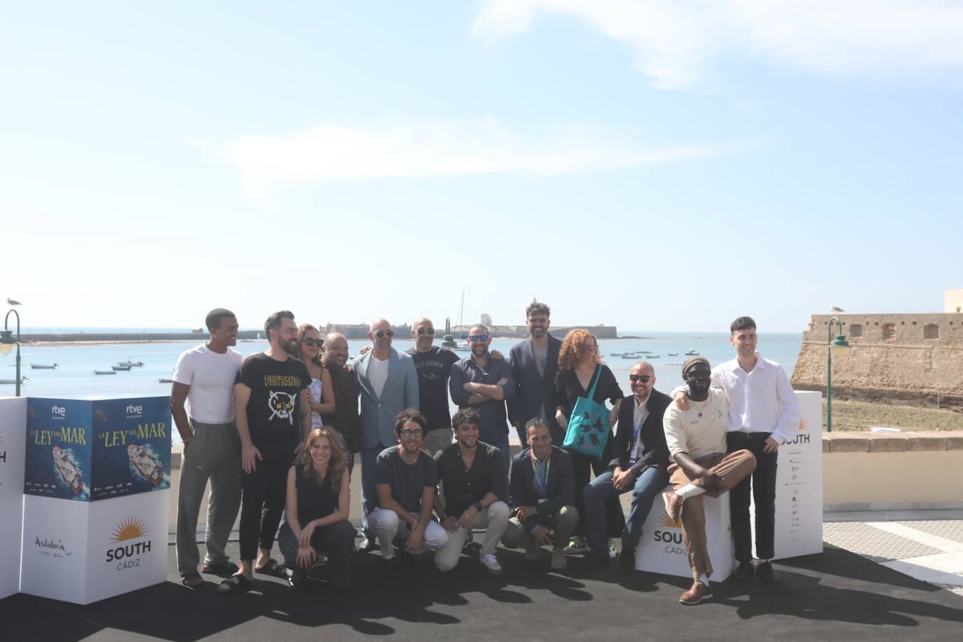 En imágenes: El equipo de &#039;La ley del mar&#039;, con Luis Tosar a la cabeza, en La Caleta
