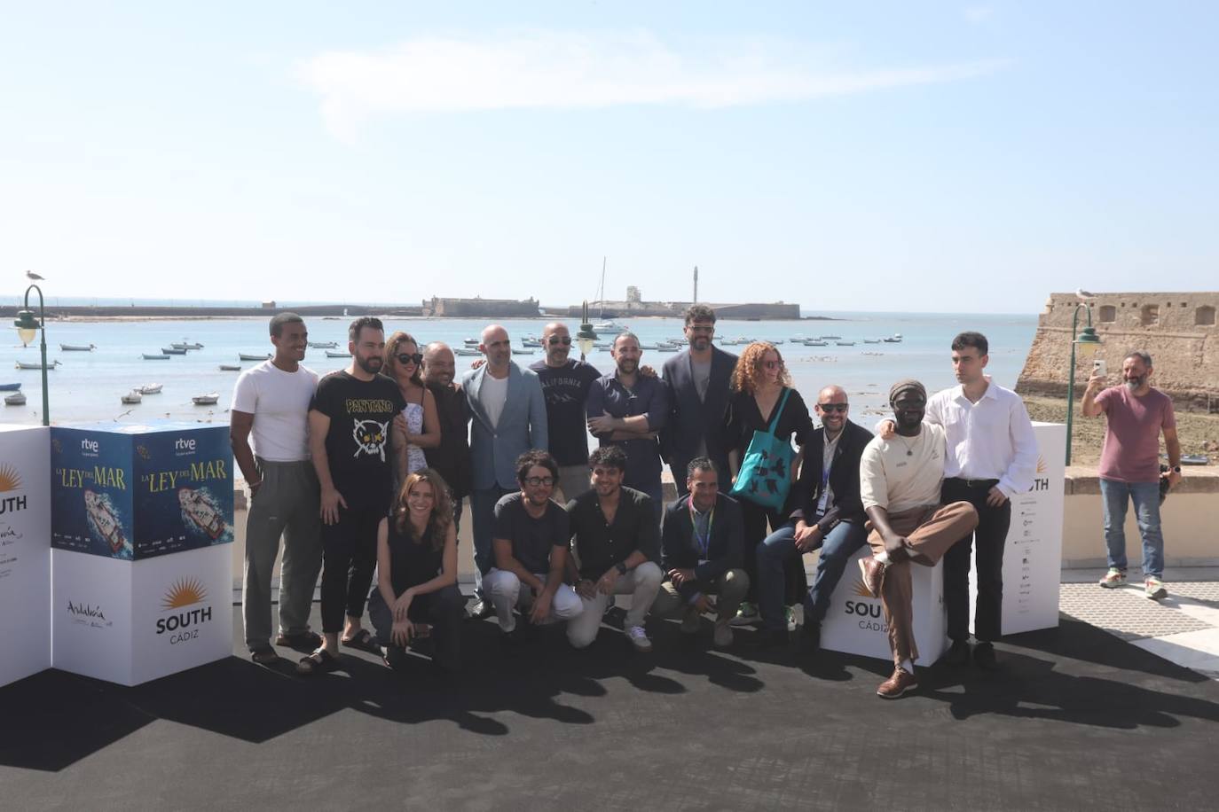 En imágenes: El equipo de &#039;La ley del mar&#039;, con Luis Tosar a la cabeza, en La Caleta