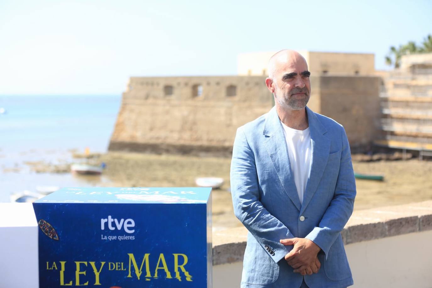 En imágenes: El equipo de &#039;La ley del mar&#039;, con Luis Tosar a la cabeza, en La Caleta