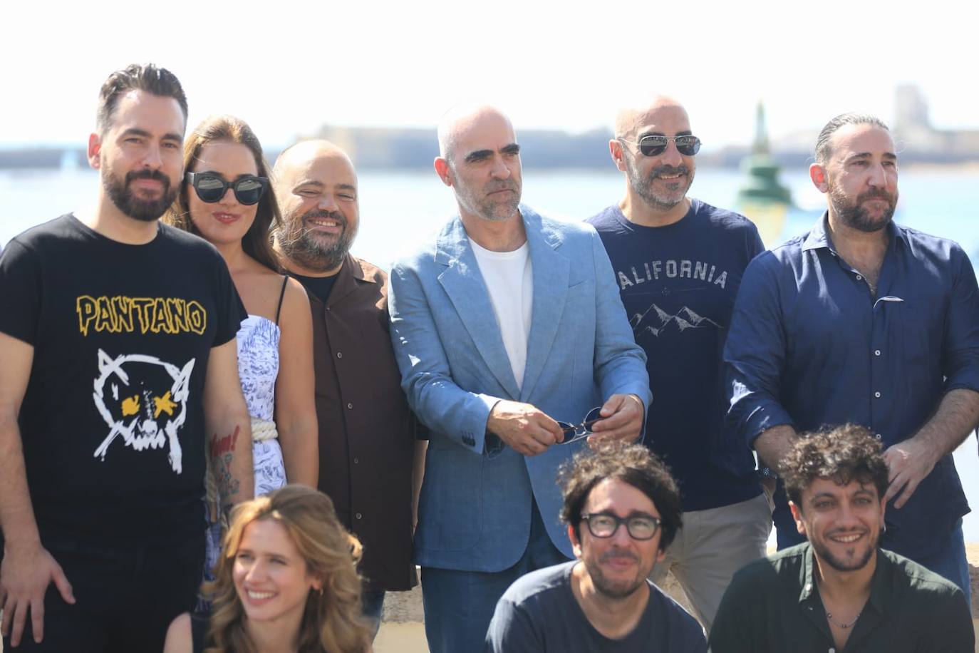 En imágenes: El equipo de &#039;La ley del mar&#039;, con Luis Tosar a la cabeza, en La Caleta