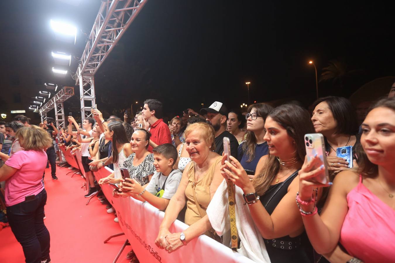 Fotos: La llegada de los invitados a la gala de inauguración (IV)